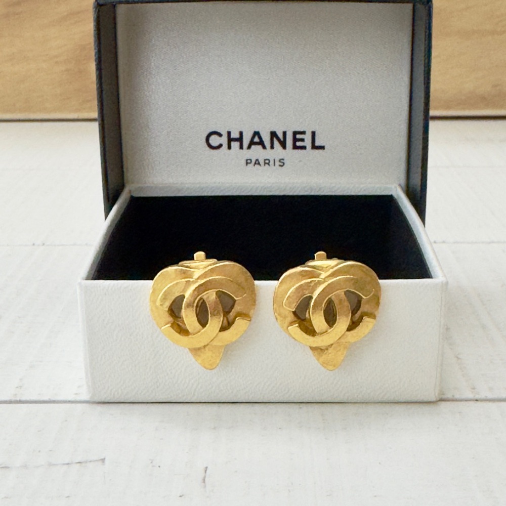 Chanel CC Logo 97P Gold Heart Motif Coco
Mark Earrings